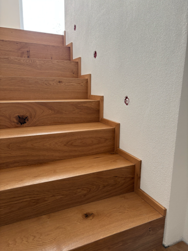 Passgenaue Montage von Massivsockelleisten